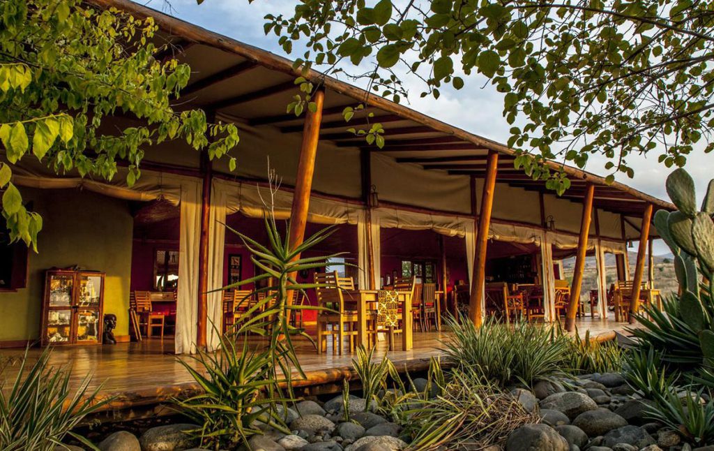 Marafiki Safari Lodge dinning area with a bar